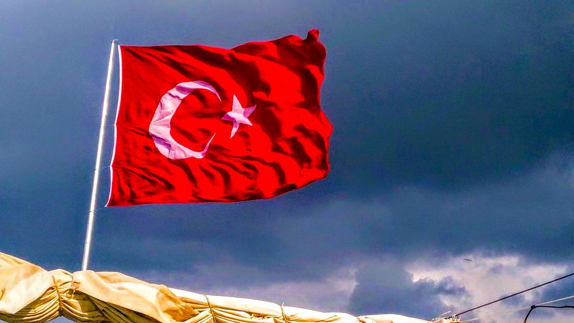 O turkiye. Флаг Турции. Турция флаги на домах. Флаг Турции на весь экран. Турецкий флаг 4k.